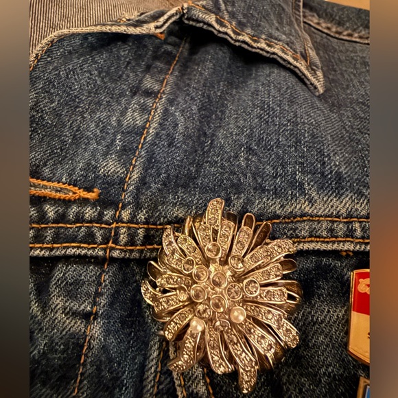 Vintage rhinestone and Pearl Silver  Floral Brooch - Picture 10 of 10